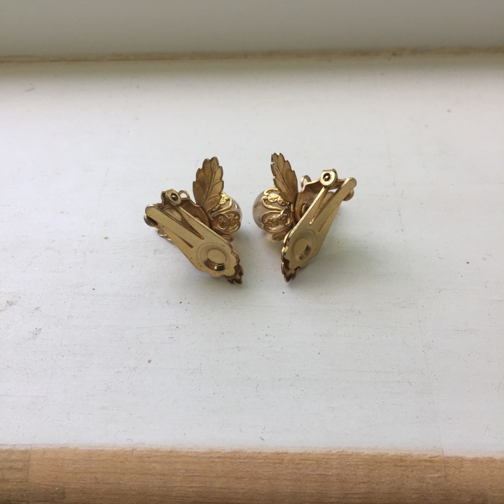 Lovely floral motif clip earrings - Picture 2 of 3